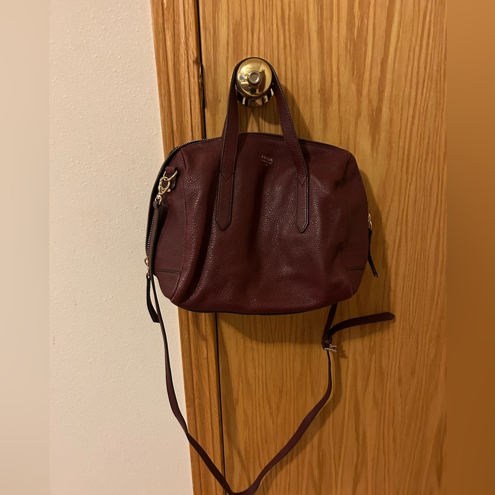 Fossil leather handbag with a adjustable strap.